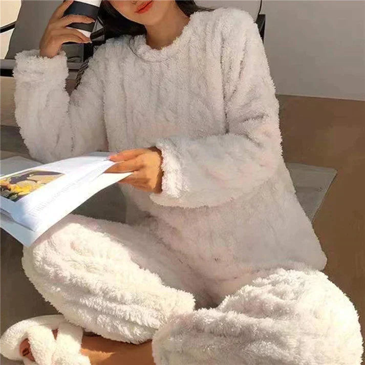 "Ensemble pyjama femme polaire épaisse, deux pièces, couleur bleu uni, douceur et chaleur pour nuits d'hiver."