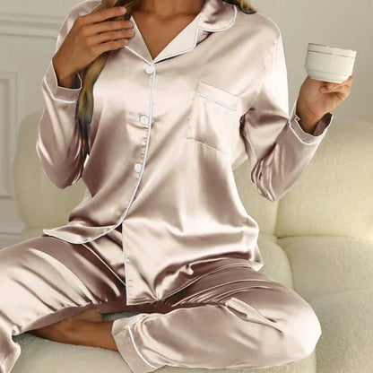 "Ensemble pyjama satin femme, élégance et confort, design soyeux avec détails raffinés, couleur champagne."