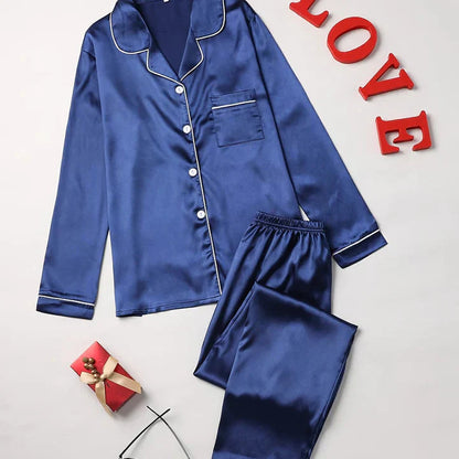 "Ensemble pyjama satin femme, élégance et confort, design soyeux avec détails raffinés, couleur champagne."