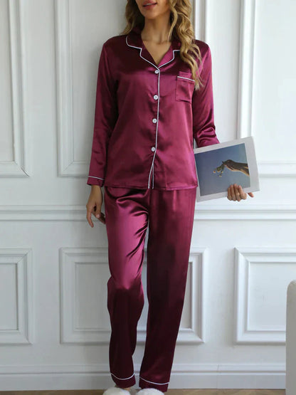 "Ensemble pyjama satin femme, élégance et confort, design soyeux avec détails raffinés, couleur champagne."