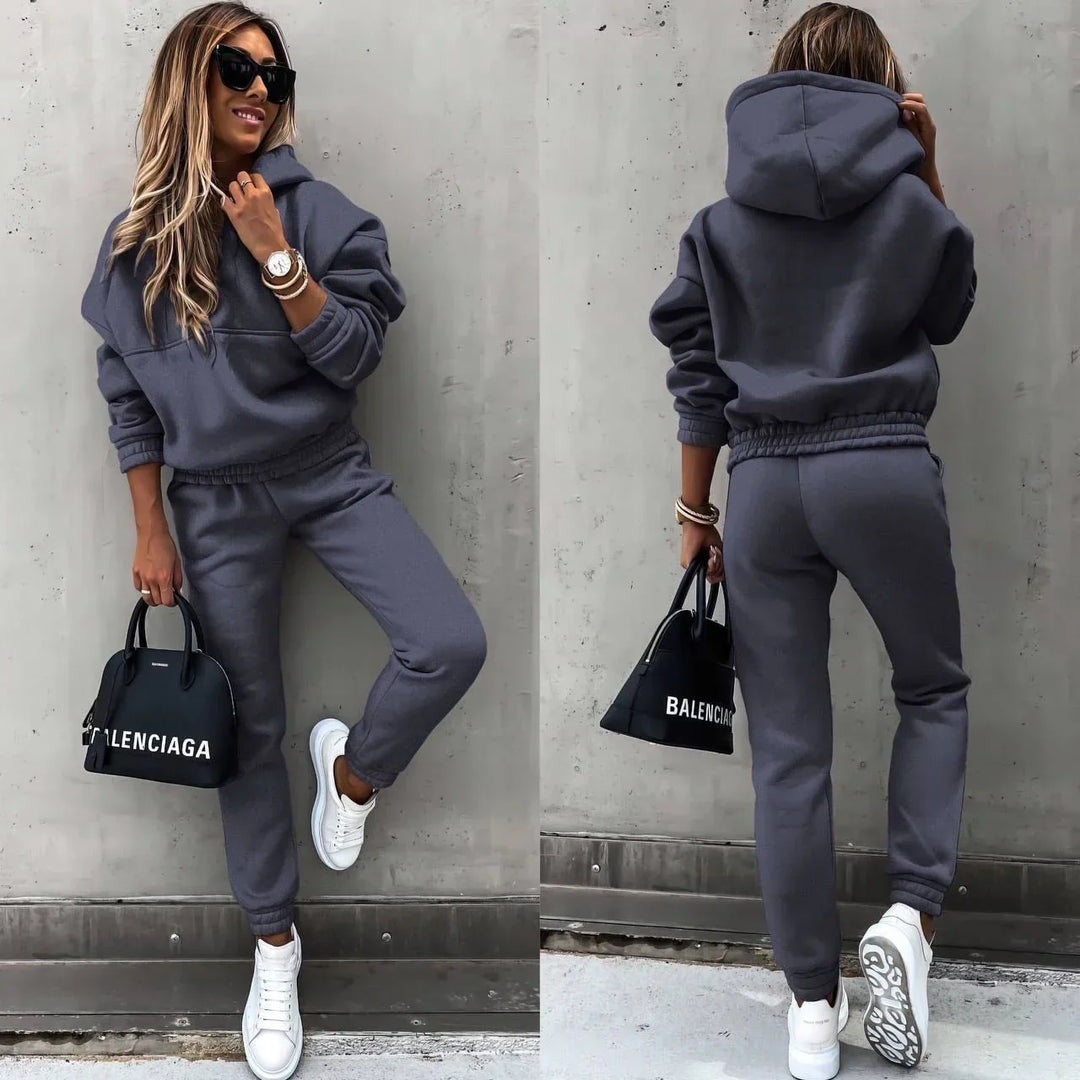"Ensemble survêtement femme, capuche, tissu doux, couleur châtaignier, allure décontractée chic pour toutes occasions."