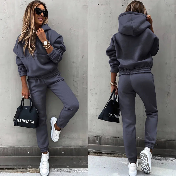"Ensemble survêtement femme, capuche, tissu doux, couleur châtaignier, allure décontractée chic pour toutes occasions."
