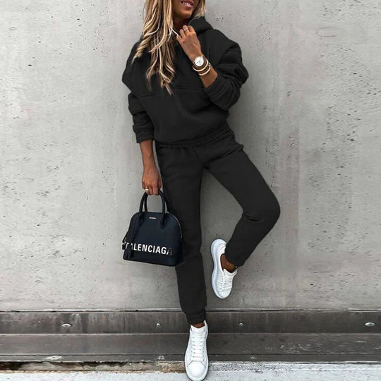 "Ensemble survêtement femme, capuche, tissu doux, couleur châtaignier, allure décontractée chic pour toutes occasions."