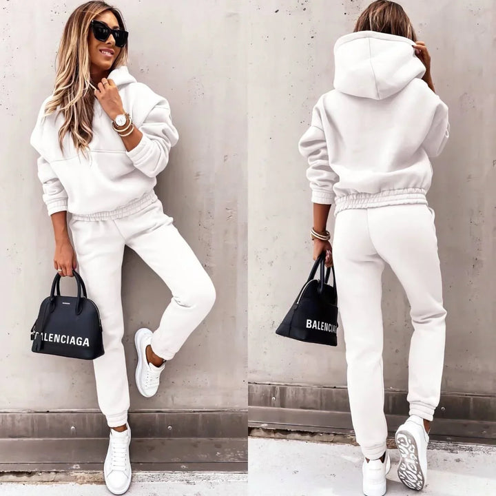 "Ensemble survêtement femme, capuche, tissu doux, couleur châtaignier, allure décontractée chic pour toutes occasions."