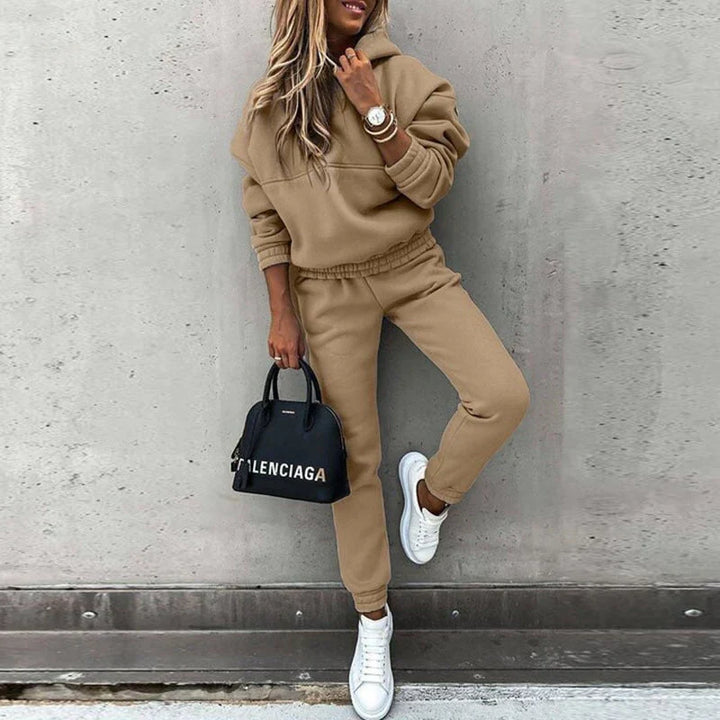 "Ensemble survêtement femme, capuche, tissu doux, couleur châtaignier, allure décontractée chic pour toutes occasions."