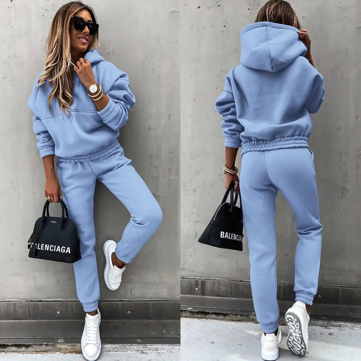 "Ensemble survêtement femme, capuche, tissu doux, couleur châtaignier, allure décontractée chic pour toutes occasions."