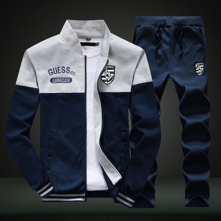 "Ensemble survêtement homme style baseball, blanc et bleu, avec design moderne et contrasté pour un look sportif et tendance.