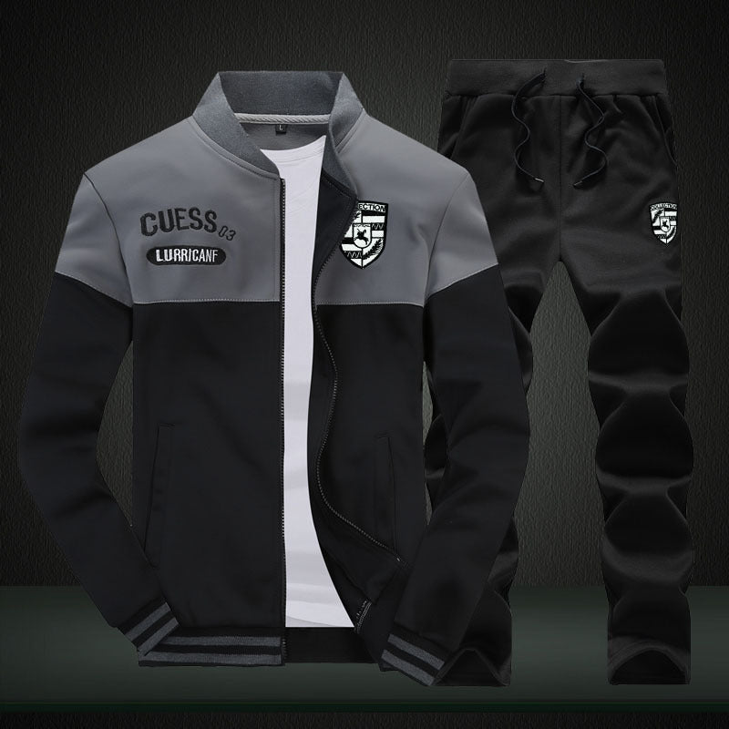 "Ensemble survêtement homme style baseball, blanc et bleu, avec design moderne et contrasté pour un look sportif et tendance.