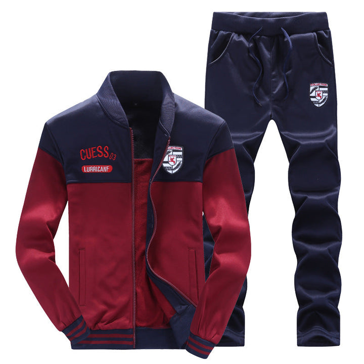 "Ensemble survêtement homme style baseball, blanc et bleu, avec design moderne et contrasté pour un look sportif et tendance.