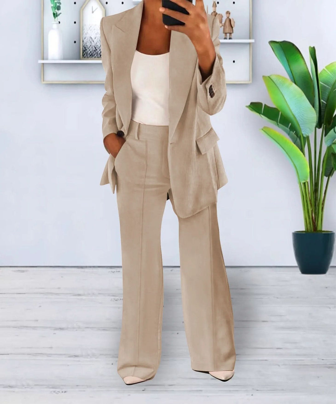 "Ensemble Tailleur Pantalon Femme Beige, coupe ajustée, lin léger, blazer oversize, pantalon ample pour élégance polyvalente.
