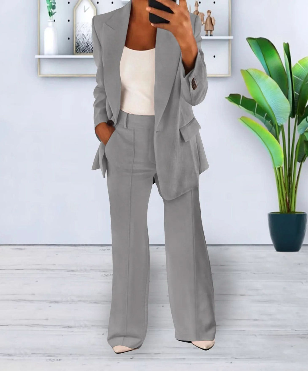 "Ensemble Tailleur Pantalon Femme Beige, coupe ajustée, lin léger, blazer oversize, pantalon ample pour élégance polyvalente.