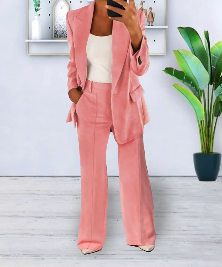 "Ensemble Tailleur Pantalon Femme Beige, coupe ajustée, lin léger, blazer oversize, pantalon ample pour élégance polyvalente.