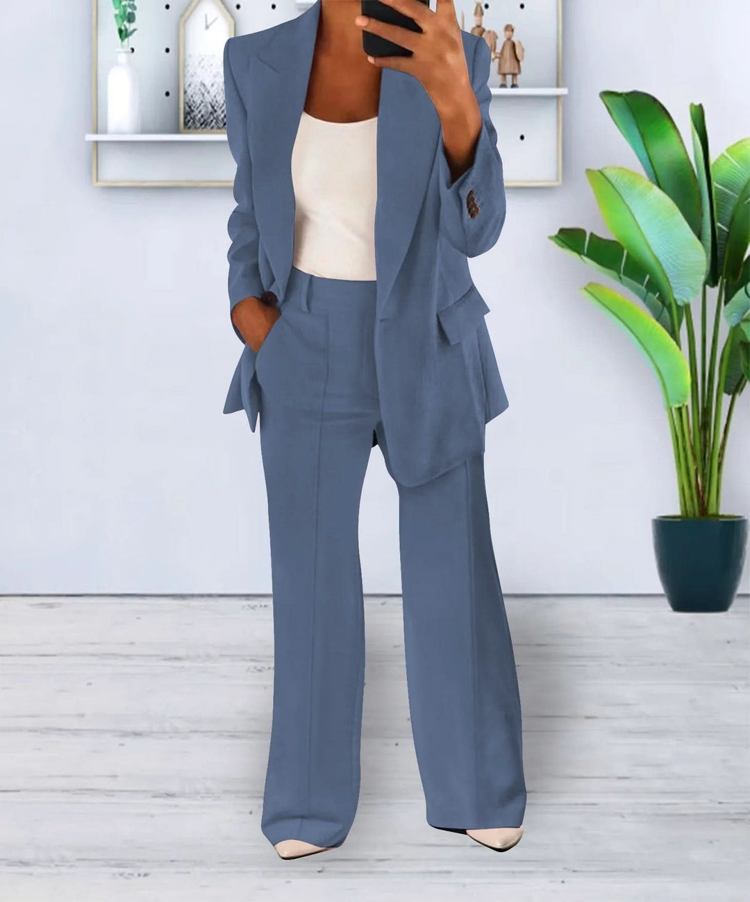 "Ensemble Tailleur Pantalon Femme Beige, coupe ajustée, lin léger, blazer oversize, pantalon ample pour élégance polyvalente.