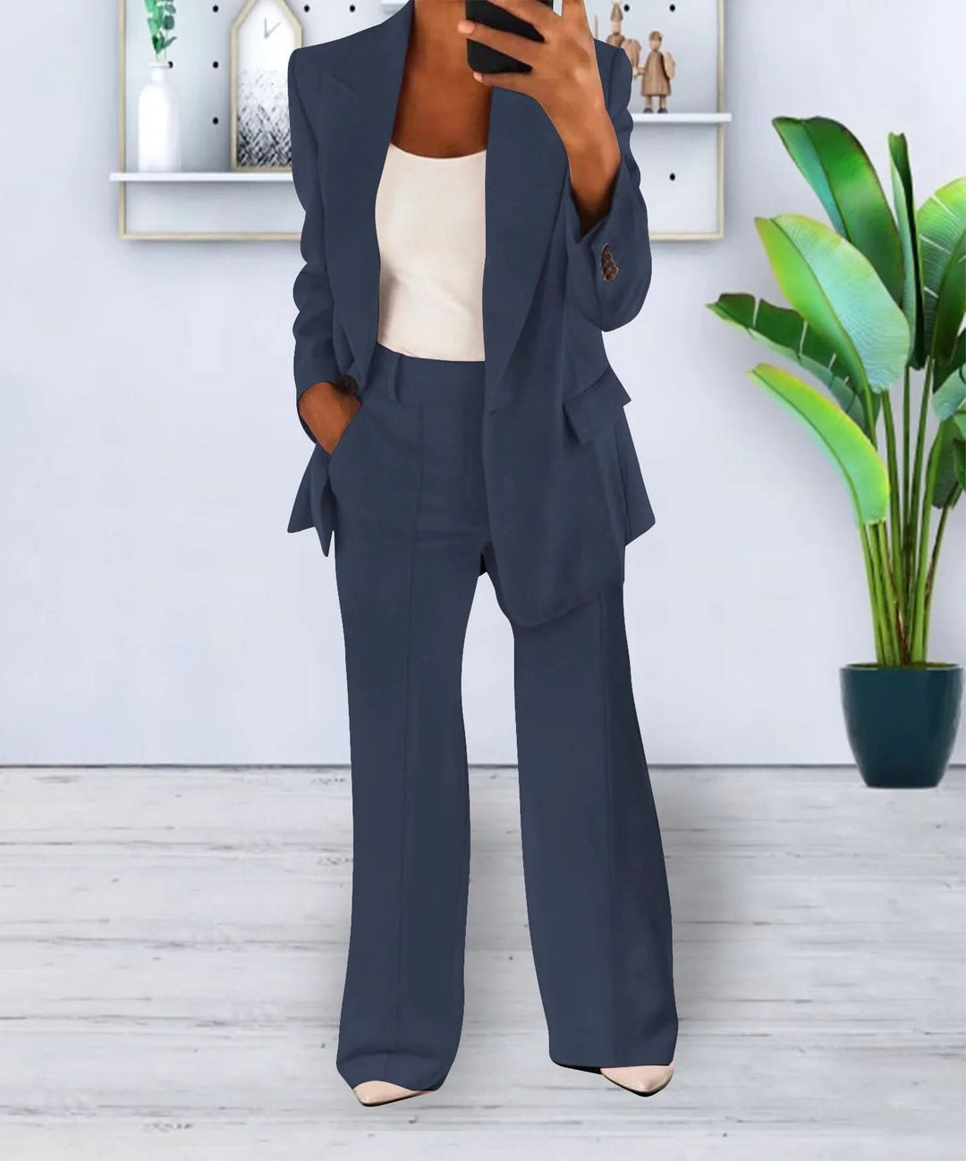 "Ensemble Tailleur Pantalon Femme Beige, coupe ajustée, lin léger, blazer oversize, pantalon ample pour élégance polyvalente.