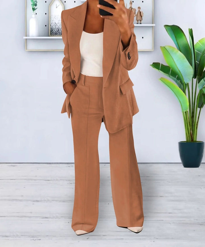 "Ensemble Tailleur Pantalon Femme Beige, coupe ajustée, lin léger, blazer oversize, pantalon ample pour élégance polyvalente.