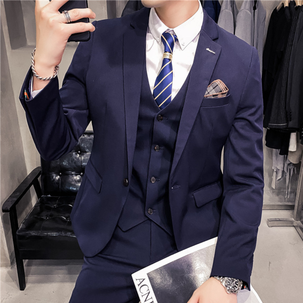 Ensemble trois pièces élégant hommes, costume noir raffiné avec veste, gilet et pantalon pour occasions spéciales.