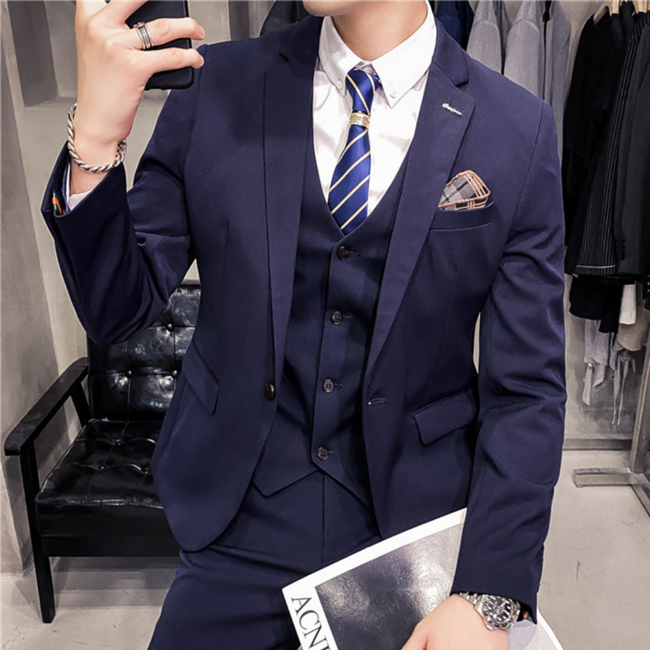 Ensemble trois pièces élégant hommes, costume noir raffiné avec veste, gilet et pantalon pour occasions spéciales.