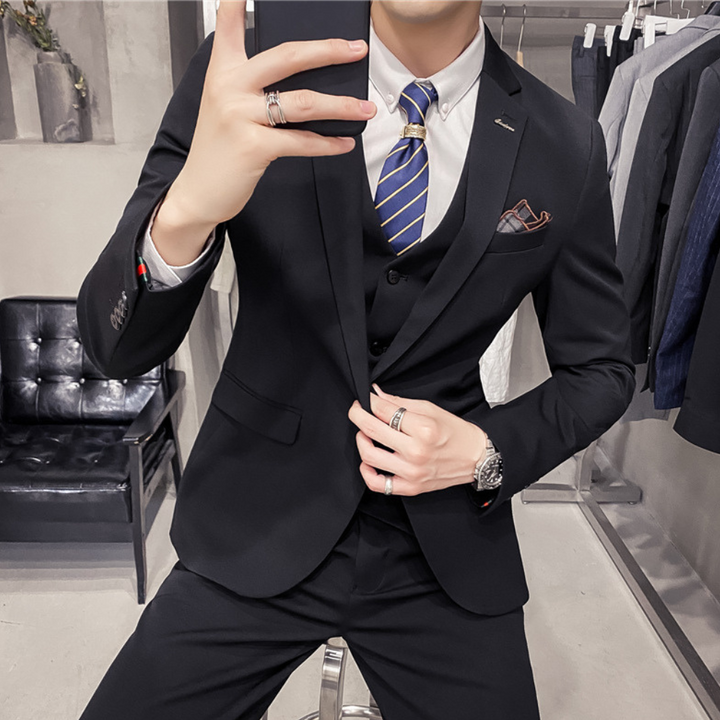 Ensemble trois pièces élégant hommes, costume noir raffiné avec veste, gilet et pantalon pour occasions spéciales.