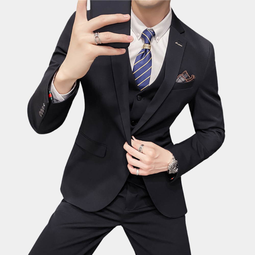 Ensemble trois pièces élégant hommes, costume noir raffiné avec veste, gilet et pantalon pour occasions spéciales.
