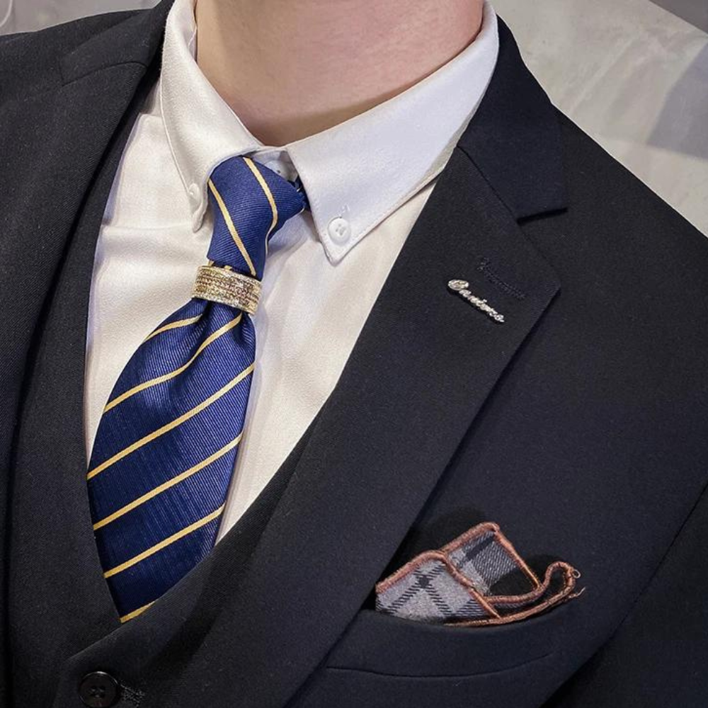 Ensemble trois pièces élégant hommes, costume noir raffiné avec veste, gilet et pantalon pour occasions spéciales.