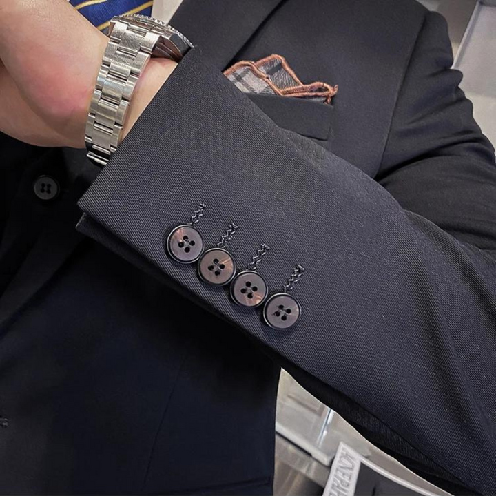 Ensemble trois pièces élégant hommes, costume noir raffiné avec veste, gilet et pantalon pour occasions spéciales.