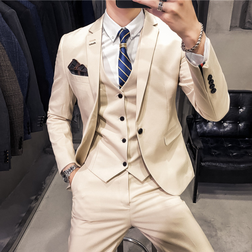 Ensemble trois pièces élégant hommes, costume noir raffiné avec veste, gilet et pantalon pour occasions spéciales.