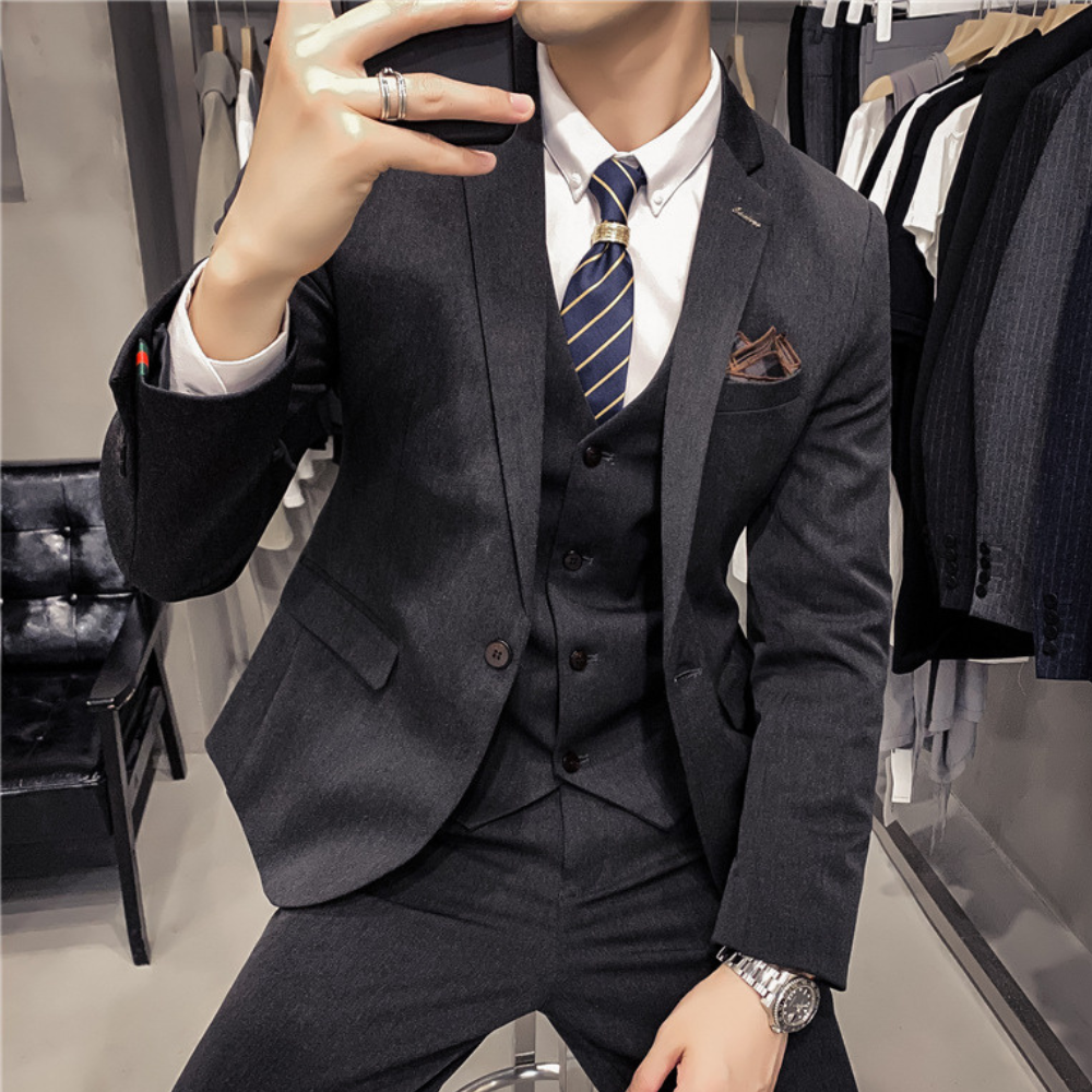 Ensemble trois pièces élégant hommes, costume noir raffiné avec veste, gilet et pantalon pour occasions spéciales.