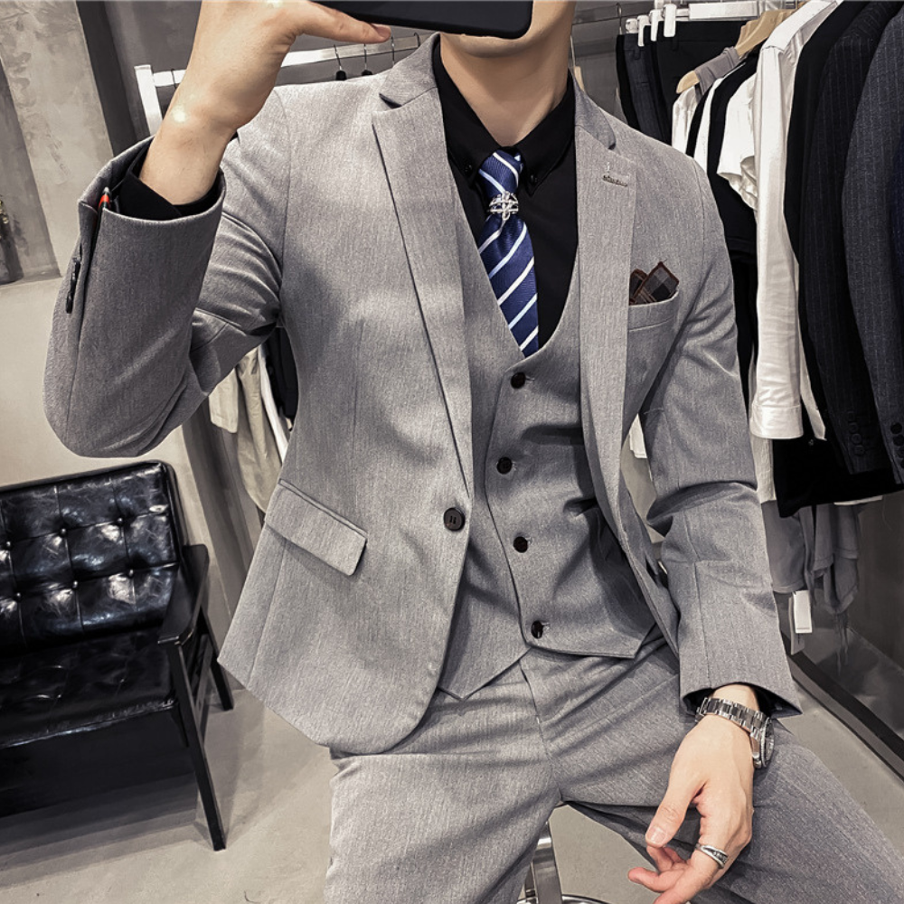 Ensemble trois pièces élégant hommes, costume noir raffiné avec veste, gilet et pantalon pour occasions spéciales.