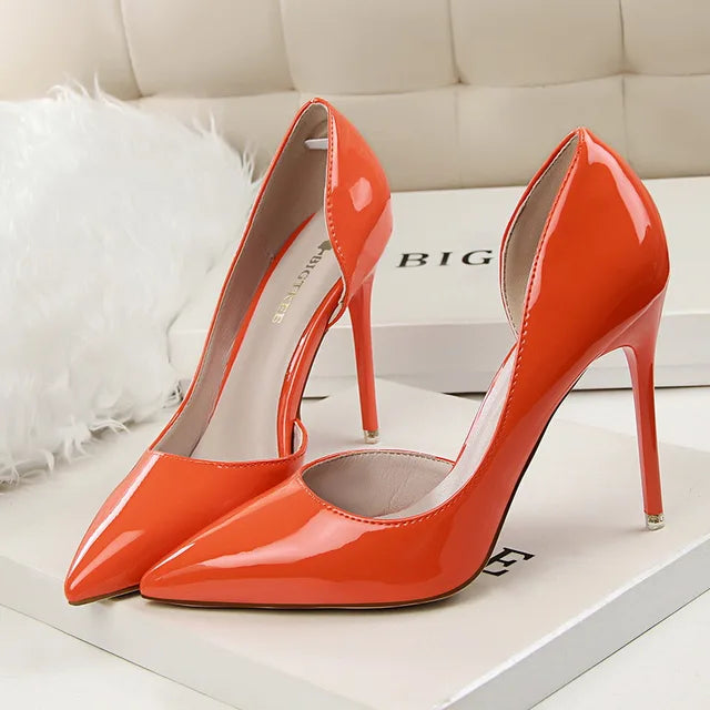 "Escarpins élégants pour femmes avec talons, confortables et modernes, parfaits pour tenues chics et décontractées."