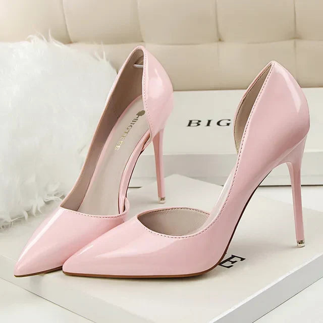 "Escarpins élégants pour femmes avec talons, confortables et modernes, parfaits pour tenues chics et décontractées."