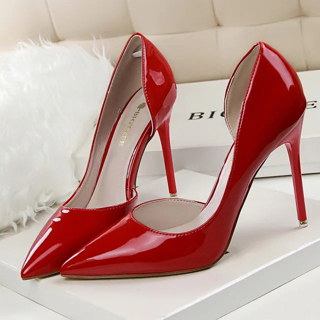 "Escarpins élégants pour femmes avec talons, confortables et modernes, parfaits pour tenues chics et décontractées."