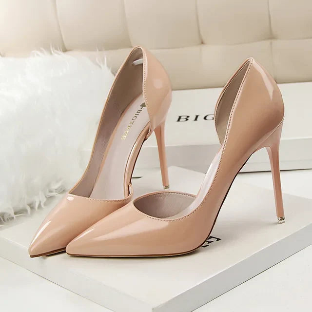 "Escarpins élégants pour femmes avec talons, confortables et modernes, parfaits pour tenues chics et décontractées."