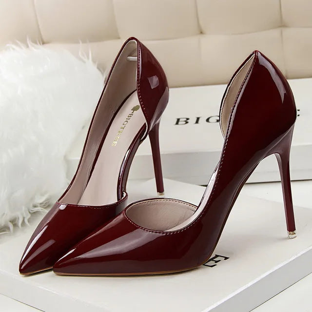 "Escarpins élégants pour femmes avec talons, confortables et modernes, parfaits pour tenues chics et décontractées."
