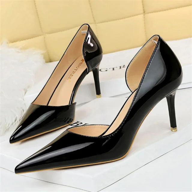 "Escarpins élégants pour femmes avec talons, confortables et modernes, parfaits pour tenues chics et décontractées."