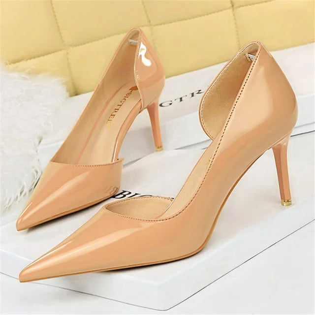 "Escarpins élégants pour femmes avec talons, confortables et modernes, parfaits pour tenues chics et décontractées."