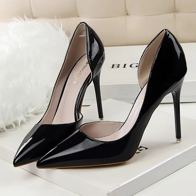 "Escarpins élégants pour femmes avec talons, confortables et modernes, parfaits pour tenues chics et décontractées."