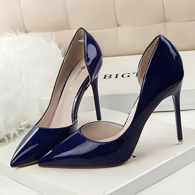 "Escarpins élégants pour femmes avec talons, confortables et modernes, parfaits pour tenues chics et décontractées."