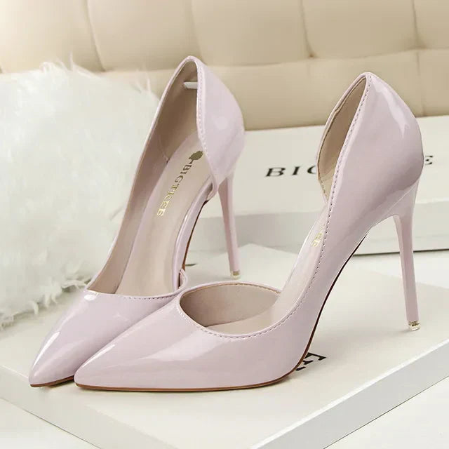 "Escarpins élégants pour femmes avec talons, confortables et modernes, parfaits pour tenues chics et décontractées."