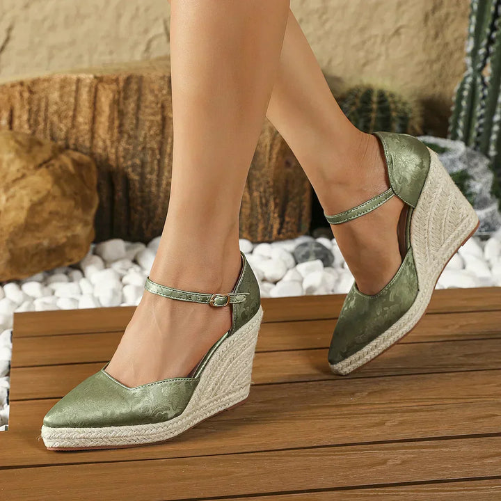 "Espadrilles à talons compensés bohème élégantes, design classique moderne, sangle réglable, semelle antidérapante."