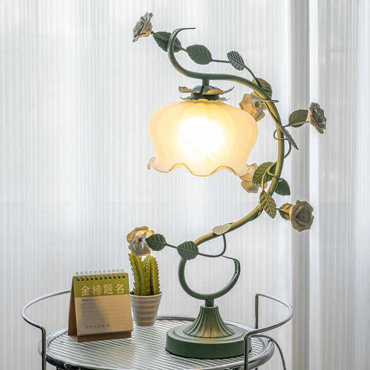 Lampe élégante avec roses décoratives