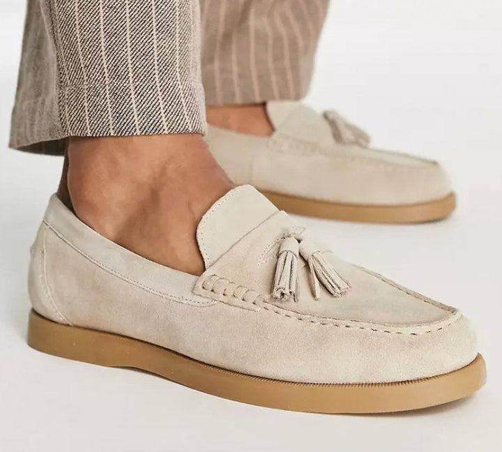 "Flâneuses en daim pour homme avec pompon élégant et semelle épaisse, bleu marine, détail raffiné et confort optimal"