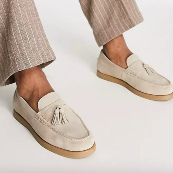 "Flâneuses en daim pour homme avec pompon élégant et semelle épaisse, bleu marine, détail raffiné et confort optimal"