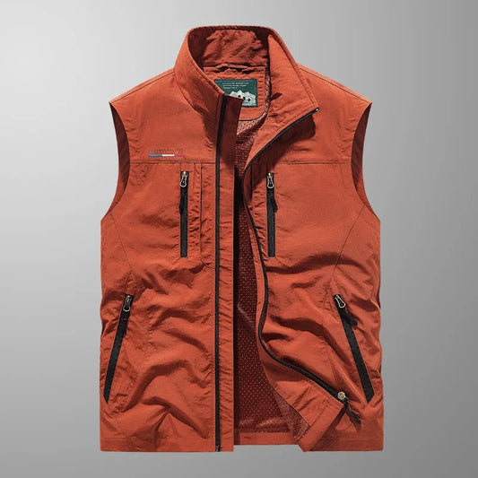 "Gilet cargo respirant pour homme avec poches multiples, idéal pour aventuriers, en tissu léger bleu marine."