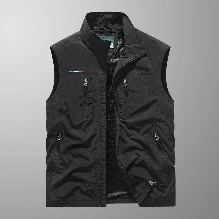"Gilet cargo respirant pour homme avec poches multiples, idéal pour aventuriers, en tissu léger bleu marine."