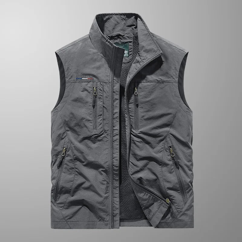 "Gilet cargo respirant pour homme avec poches multiples, idéal pour aventuriers, en tissu léger bleu marine."