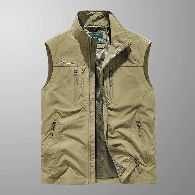 "Gilet cargo respirant pour homme avec poches multiples, idéal pour aventuriers, en tissu léger bleu marine."
