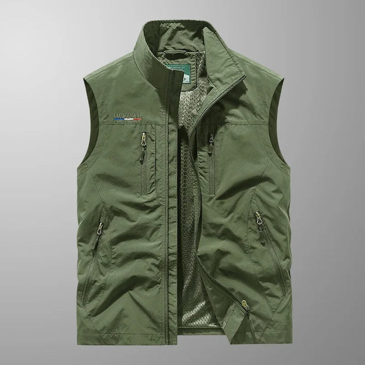 "Gilet cargo respirant pour homme avec poches multiples, idéal pour aventuriers, en tissu léger bleu marine."