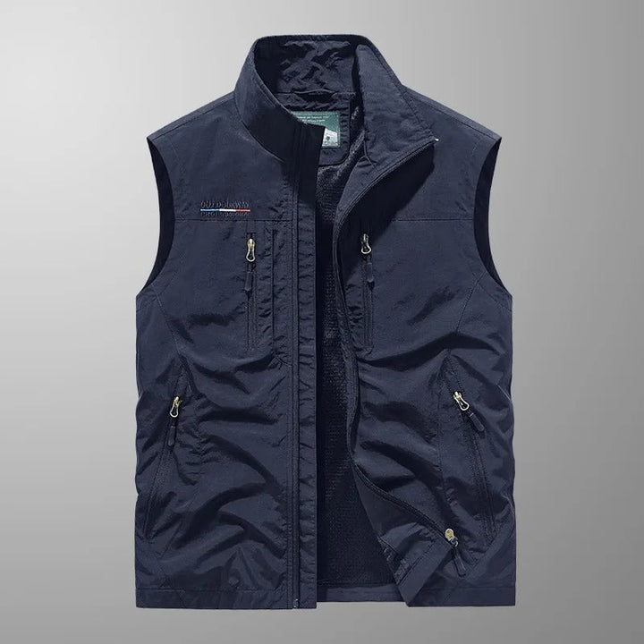 "Gilet cargo respirant pour homme avec poches multiples, idéal pour aventuriers, en tissu léger bleu marine."