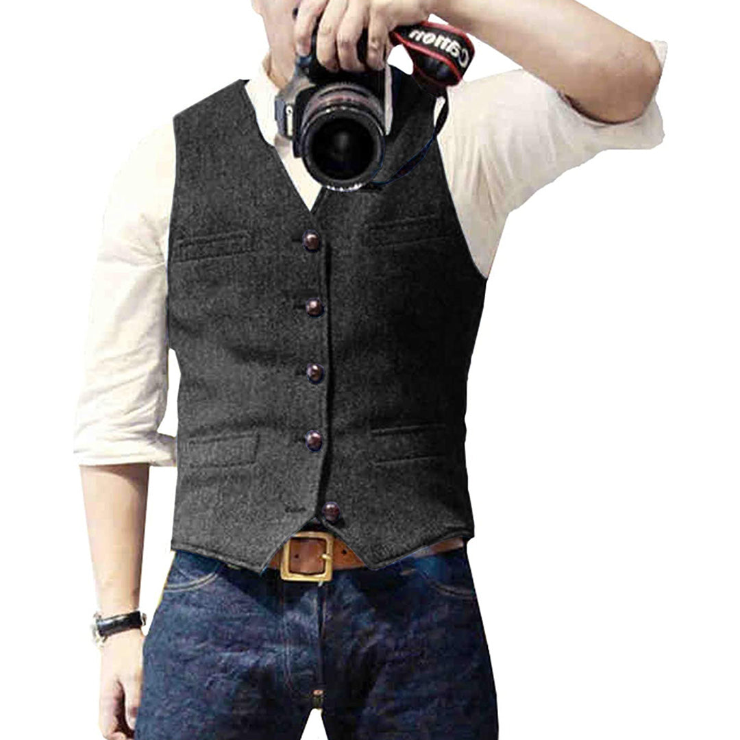 "Gilet de loisirs homme bleu ciel, élégant et confortable, en matière durable, parfait pour un look décontracté et stylé."