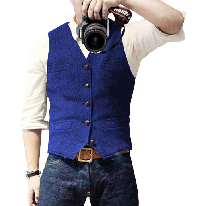 "Gilet de loisirs homme bleu ciel, élégant et confortable, en matière durable, parfait pour un look décontracté et stylé."